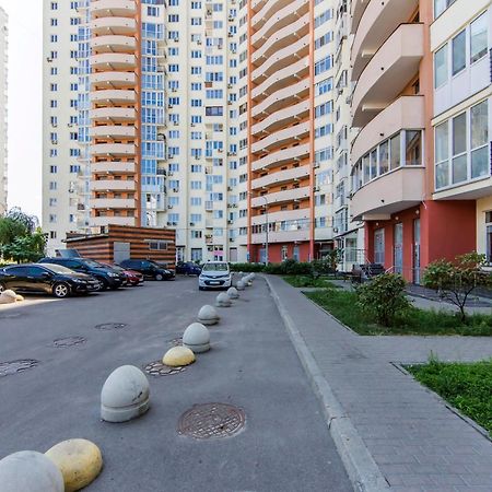 Large 2 Room Apartment With A Beautiful View 2 Min Metro Chernigivska Kiev Extérieur photo
