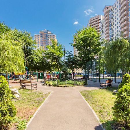 Large 2 Room Apartment With A Beautiful View 2 Min Metro Chernigivska Kiev Extérieur photo