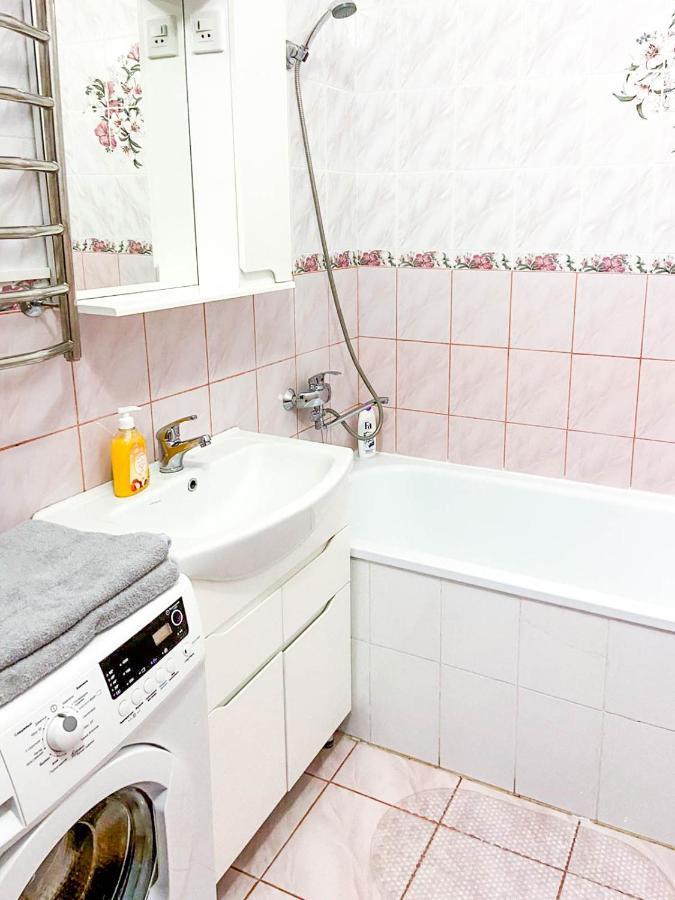 Large 2 Room Apartment With A Beautiful View 2 Min Metro Chernigivska Kiev Extérieur photo