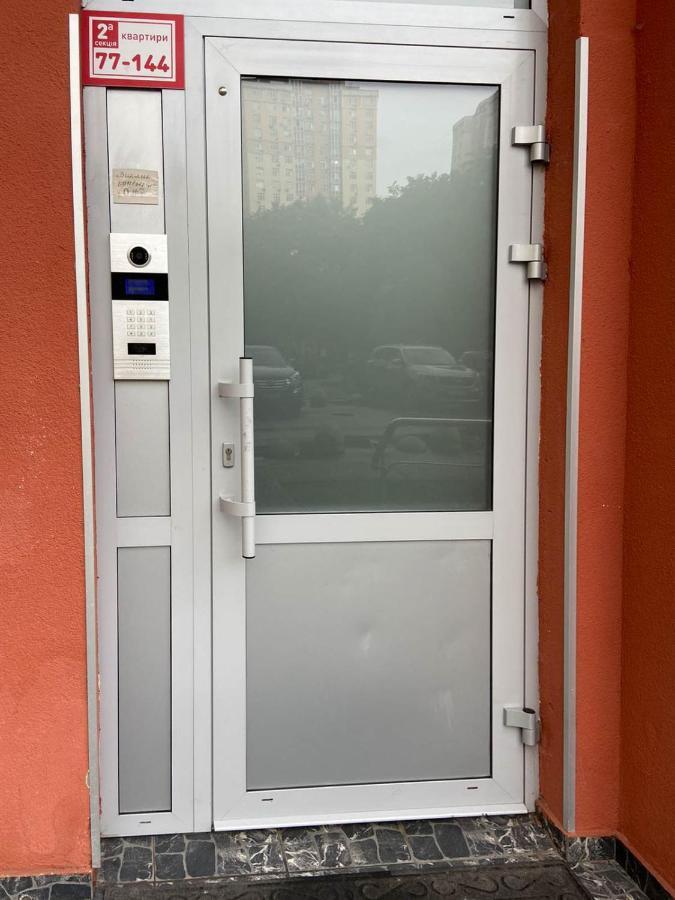 Large 2 Room Apartment With A Beautiful View 2 Min Metro Chernigivska Kiev Extérieur photo