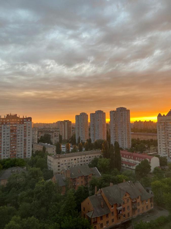 Large 2 Room Apartment With A Beautiful View 2 Min Metro Chernigivska Kiev Extérieur photo
