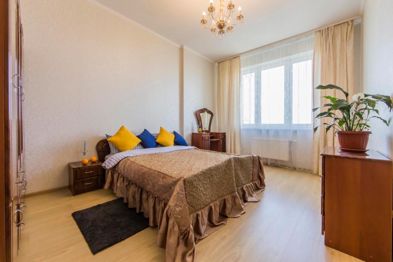 Large 2 Room Apartment With A Beautiful View 2 Min Metro Chernigivska Kiev Extérieur photo