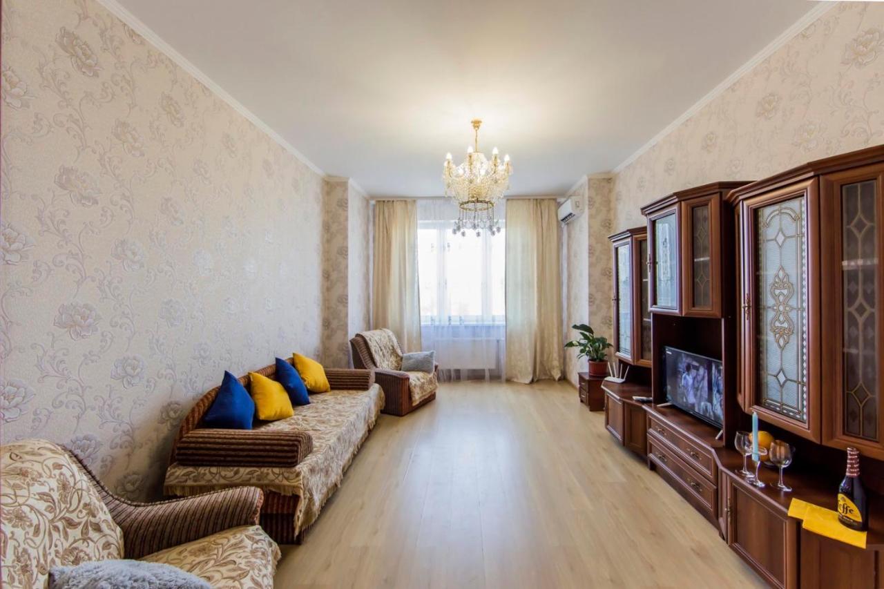 Large 2 Room Apartment With A Beautiful View 2 Min Metro Chernigivska Kiev Extérieur photo