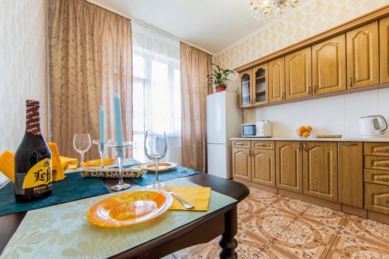 Large 2 Room Apartment With A Beautiful View 2 Min Metro Chernigivska Kiev Extérieur photo