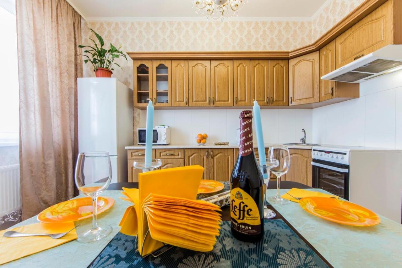 Large 2 Room Apartment With A Beautiful View 2 Min Metro Chernigivska Kiev Extérieur photo