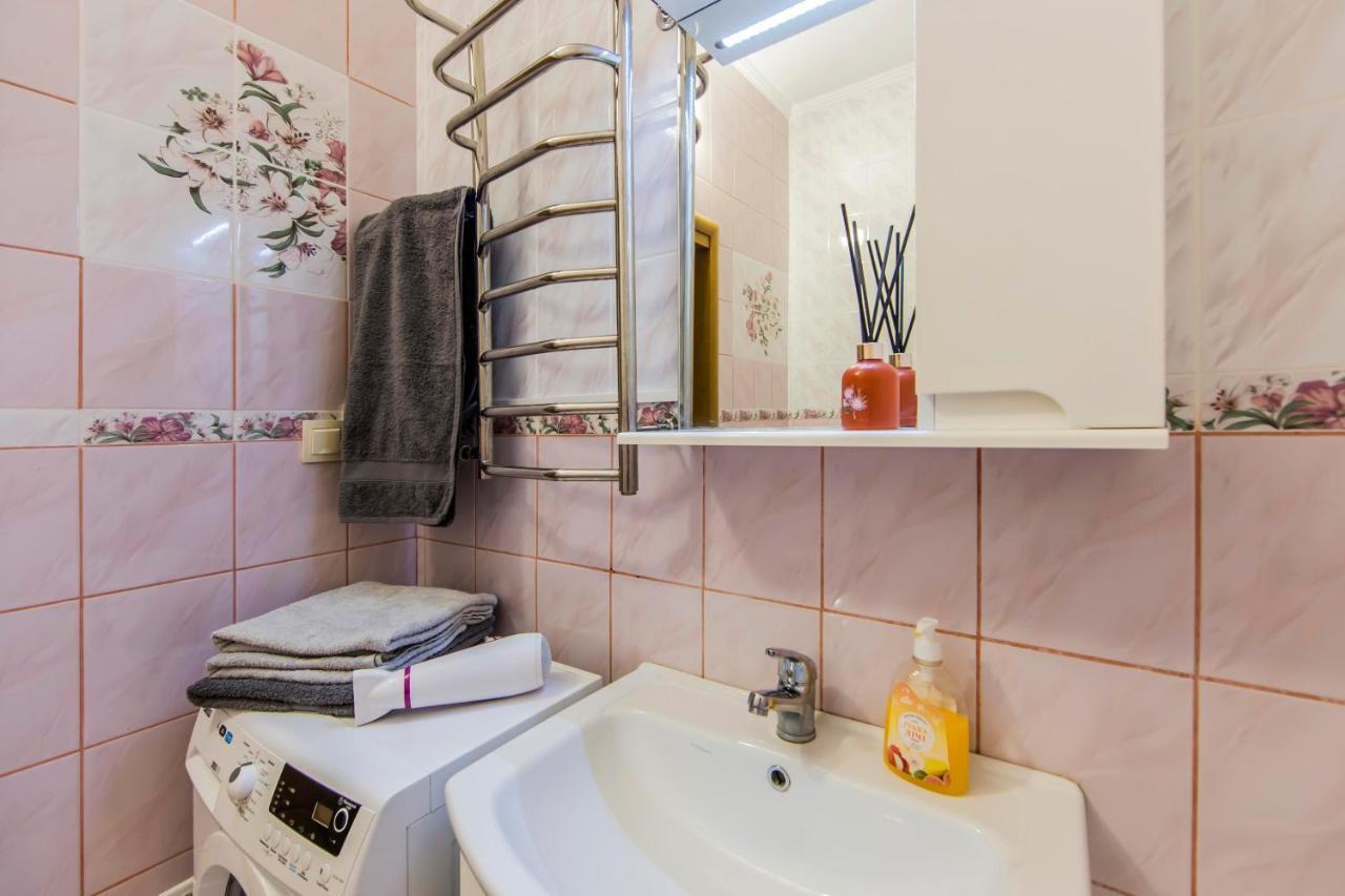 Large 2 Room Apartment With A Beautiful View 2 Min Metro Chernigivska Kiev Extérieur photo