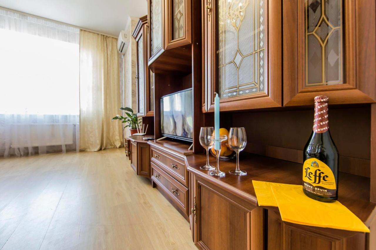 Large 2 Room Apartment With A Beautiful View 2 Min Metro Chernigivska Kiev Extérieur photo